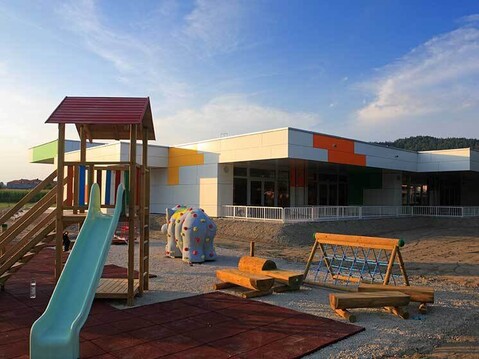 Kindergarten mit Spielplatz